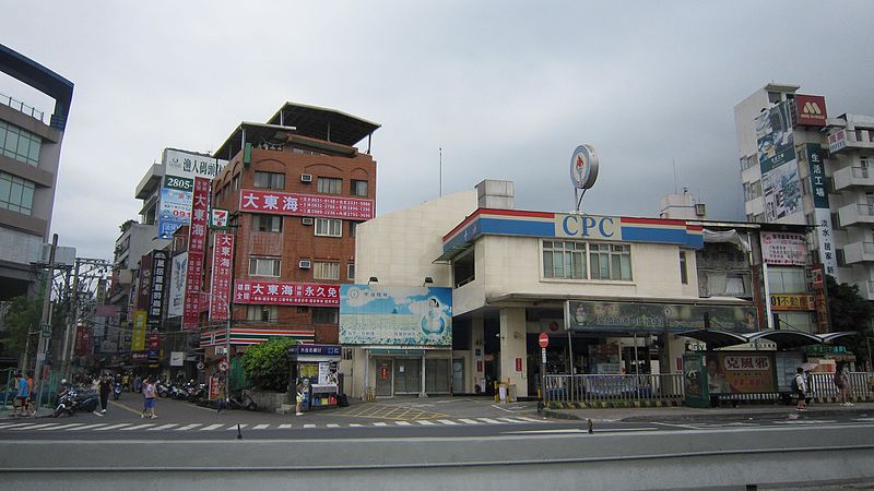 File:Tamsui MRT 淡水捷運站旁街景 - panoramio (4).jpg