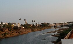 Tandava Fluss fließt zwischen Payakaraopeta und Tuni