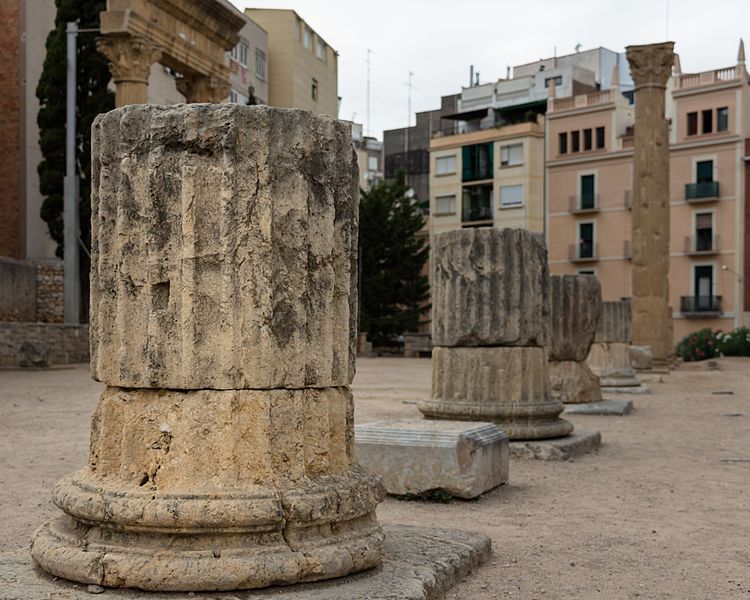 File:Tarragona Restos Romanos - Bases de Columnas en el Forum.jpg