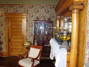 Simmons-Bond House parlor The Simmons-Bond House, parlor2.jpg