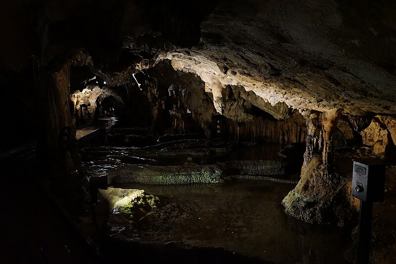 File:The inside of MAKIDOH（limestone cavern）2.JPG