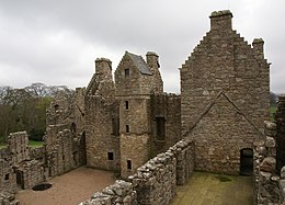 Château de Tolquhon - cour intérieure et galerie.jpg