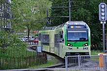 Un train vert aux contours lisses.