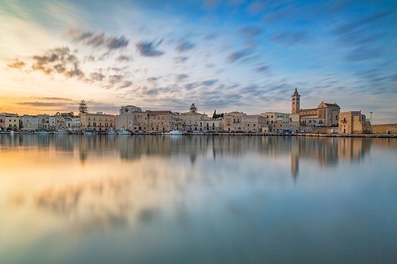 Tramonto sulla cattedrale di Trani Autore: Sergio Santamaria Licenza: CC BY-SA 4.0