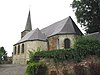 Kerk Saint-Martin (Trazegnies) en de oude begraafplaats, de pastorie met zijn bijgebouwen en zijn tuin