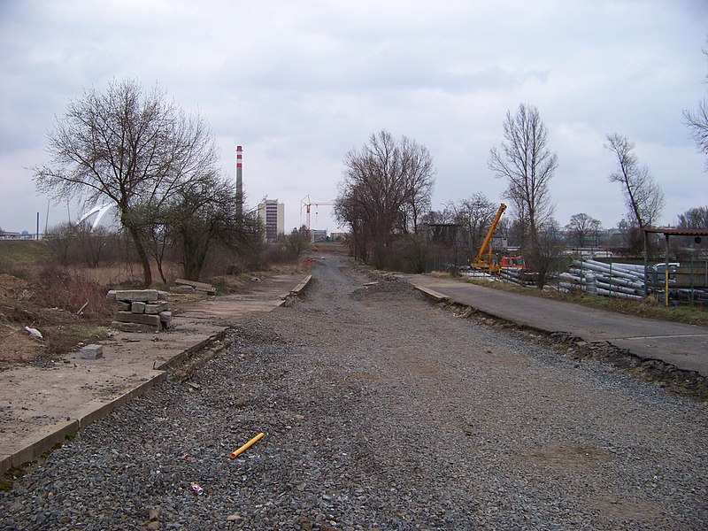 File:Troja, U Vltavy, zrušená tramvajová trať, 2014-03.jpg