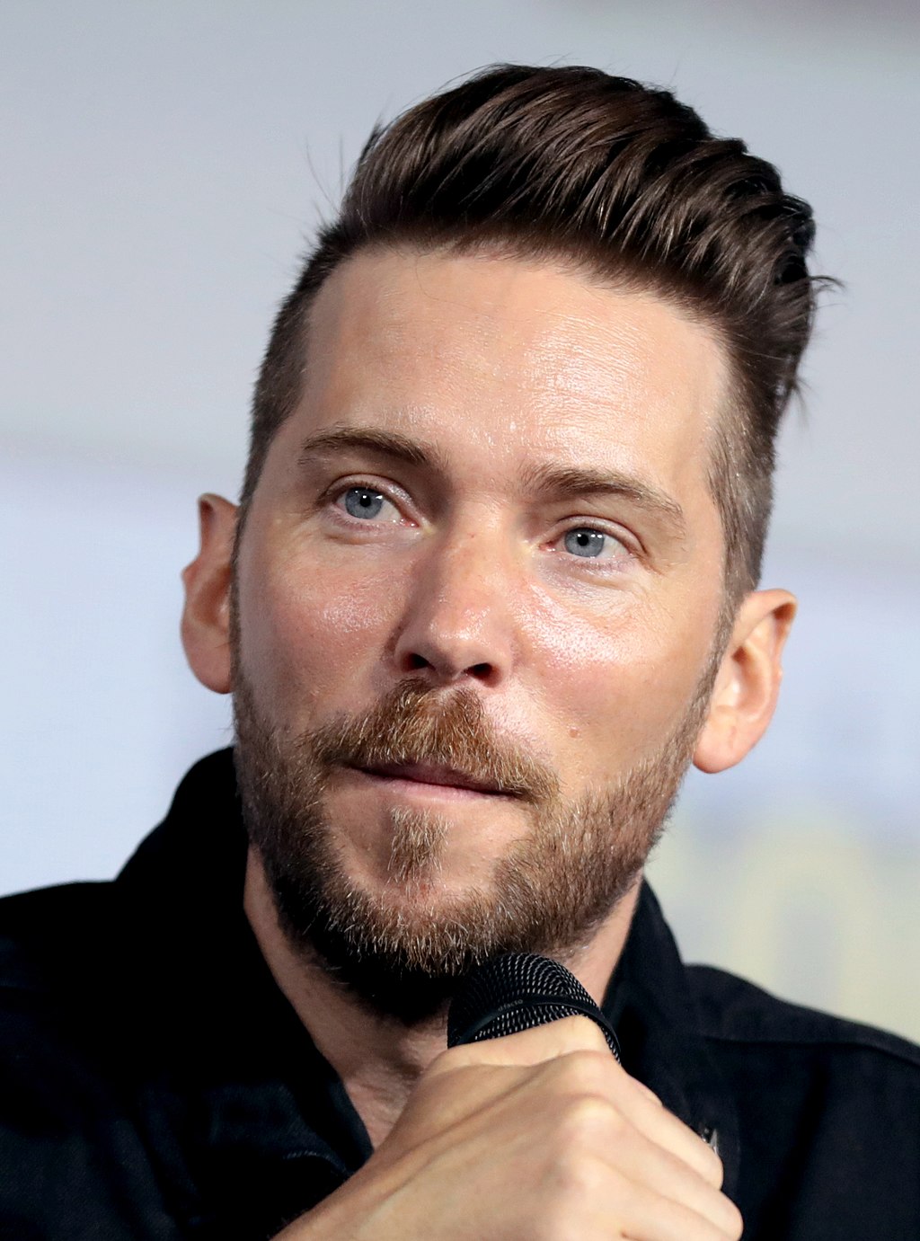 1024px-Troy_Baker_SDCC_2019_%2848378614692%29_%28cropped%29.jpg