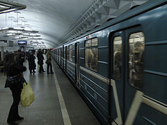 Metro langs het perron