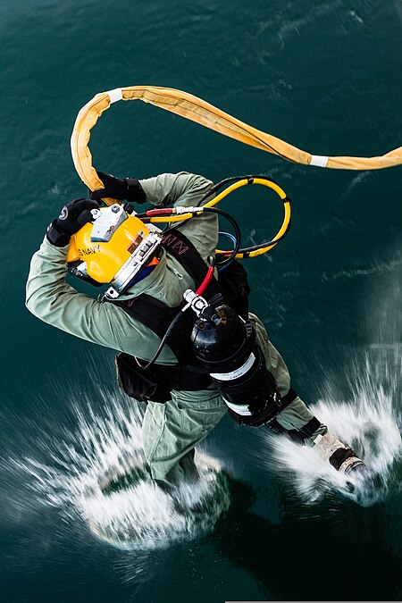 ไฟล์:U.S. Navy Diver enters the water during a training evolution at the Naval Diving and Salvage Training Center 140218-N-IC111-156.jpg