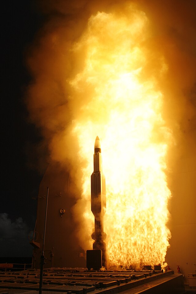 Пуск зенитной ракеты RIM-161 серии «Стандарт 3» (англ. Standard Missile 3) с крейсера США USS Lake Erie (CG-70) 26 апреля 2007 года