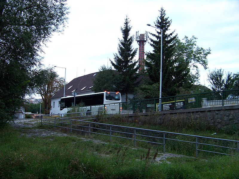 File:U záběhlického zámku 15, přes Botič, autobus.jpg