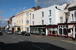 UptonUponSevernHighStreet(PhilipHalling)Apr2006.jpg