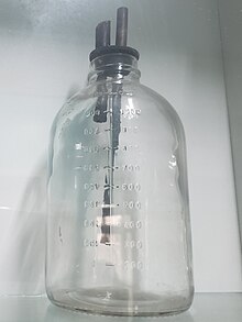 Glass used in an antiquated method of blood transfusion. Vidro para transfusao de sangue, Centro de Memorias do Curso de Enfermagem da UFES (2).jpg