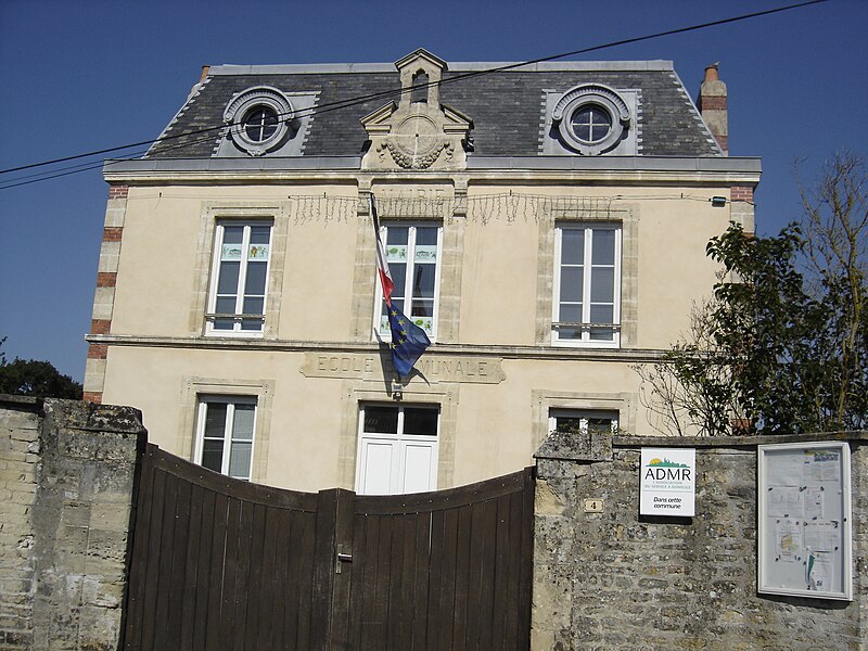 File:Vienne en Bessin, mairie.JPG