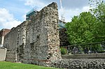 Vue le long de la section du mur du sud à Tower Hill, mur romain de Londinium (31829367422) .jpg
