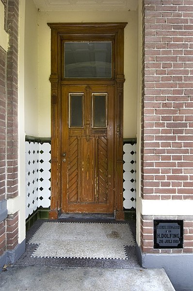 File:Voordeur herenhuis en ingangsportaal met terrazzo vloer - Dwingeloo - 20412409 - RCE.jpg