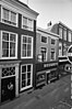 Sint Joos, onderkelderd drielaags pand met rood geverfde bakstenen lijstgevel onder een evenwijdig aan de straat lopend zadeldak.