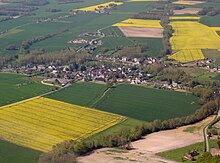 Vista aérea de las casas de pueblo en el pueblo de Villeloin.