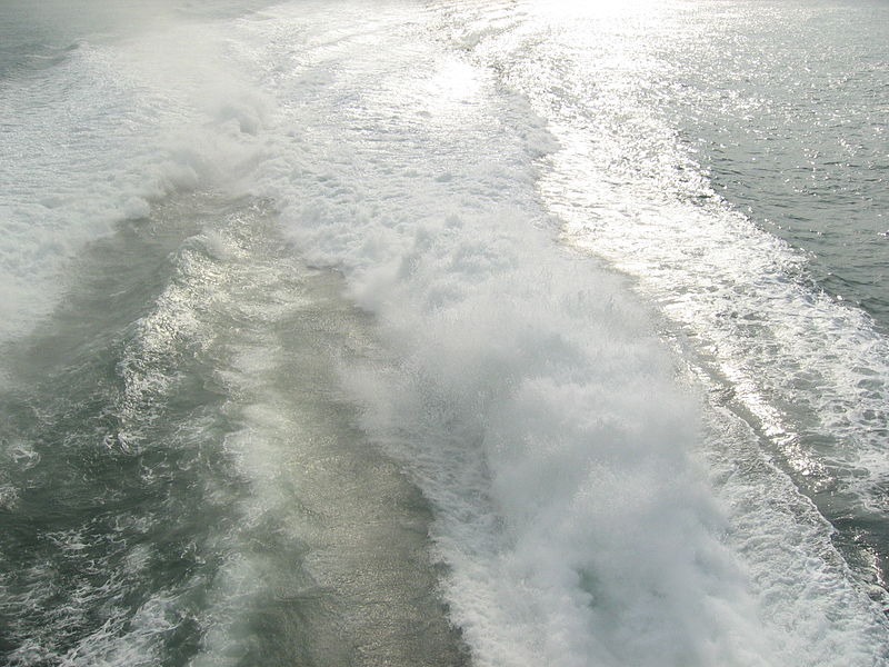 File:Wake-high-speed-catamaran-20040910-003.jpg