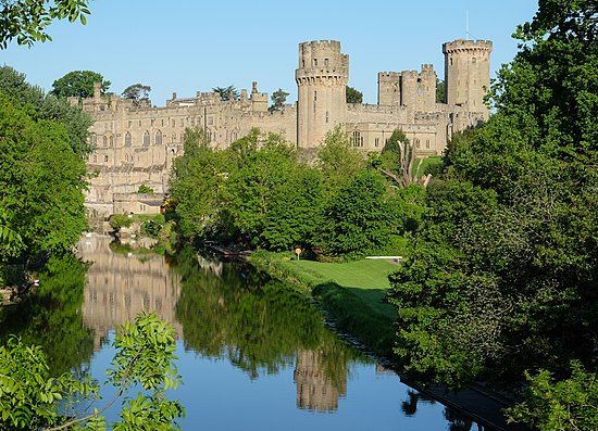 Lâu đài Warwick là một lâu đài được xây dựng bởi William I của Anh năm 1068, đầu tiên xây bằng gỗ, sau đó được xây lại bằng đá vào thế kỷ 12. Ảnh: DeFacto