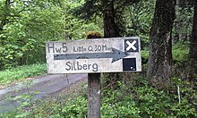 Wegweiser zur Quelle in Welschen-Ennest (Sauerland)