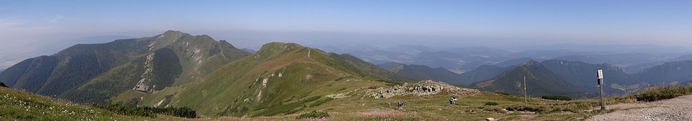 Widok na górną część doliny Studenec (po lewej stronie) z Wielkiego Krywania