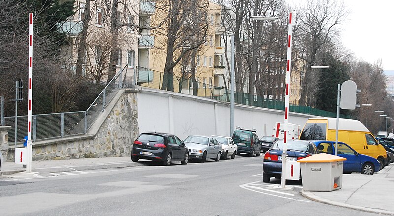 File:Wien12 Schwenkgasse 2012-02-04 0620 Rodelstrasse Schrankenanlage Spittelbreitengasse GuentherZ.jpg