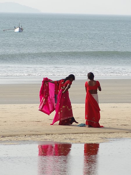 File:Women with sari at Colva beach (Goa, India).jpg