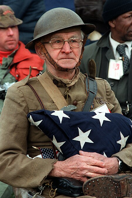 ไฟล์:World War I veteran Joseph Ambrose, 86, at the dedication day parade for the Vietnam Veterans Memorial in 1982.jpg