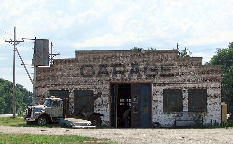 File:"Old Auto Repair Shop" Ghosts of the Midwest, NB 7-25-13a (10784105894).jpg