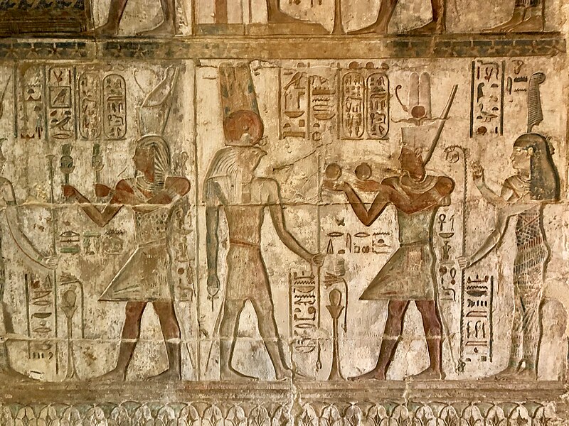 File:Égypte, Al Qarana (nécropole thébaine), Deir el-Medina, Temple dédié à Hathor et Maât, Bas-relief dans une des 3 chapelles (49992183993).jpg