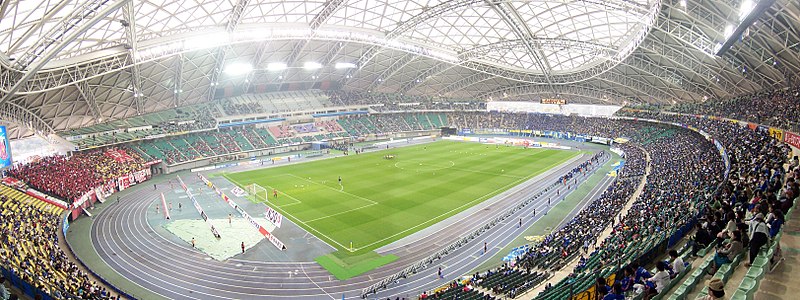 File:Ōita Stadium with its roof closed.jpg