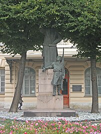 Памятник Плеханову перед зданием СПбГТИ