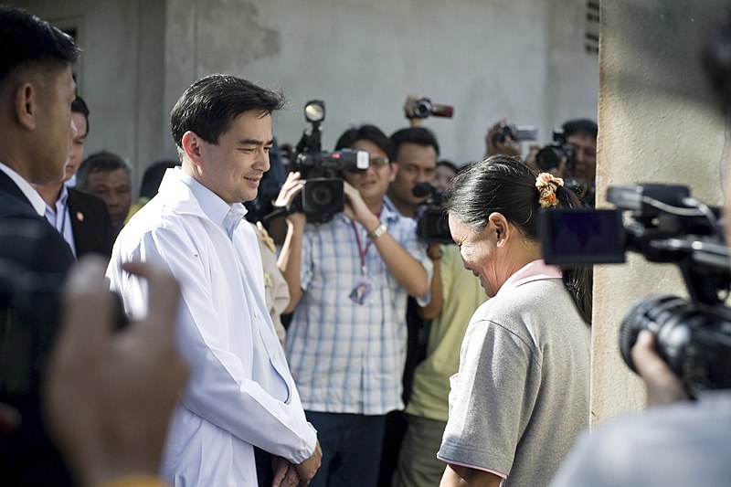 File:นรม.เยี่ยมเยียนประชาชนที่บ้านเรือนเสียหายจากอุทกภัย หม - Flickr - Abhisit Vejjajiva (10).jpg