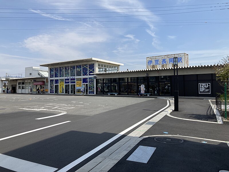 File:伊豆長岡駅 駅舎（2023年4月）.jpg