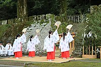 大杣公園祭での浦安の舞の様子