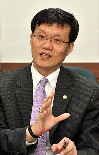 <span class="mw-page-title-main">Rhee Chang-yong</span> South Korean economist (born 1960)