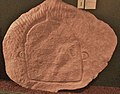 Gravure en creux représentant peut-être une idole trouvée sur une des pierres du dolmen à couloir de l'Île Longue en Baden.