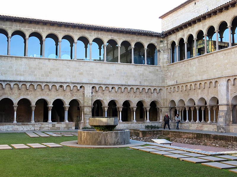 File:091 Monestir de Sant Cugat del Vallès, claustre, angle sud-est.JPG