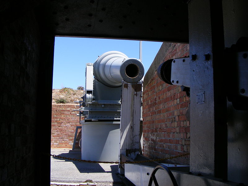 File:10 inch gun loading mechanism.jpg