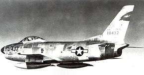 飛行するF-86D-35-NA 51-8437号機 (1953年撮影、第575防空群第13邀撃飛行隊所属)