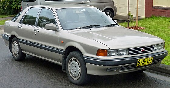 1989 Mitsubishi Galant (HG) SE hatchback (2011-06-15) 01.jpg