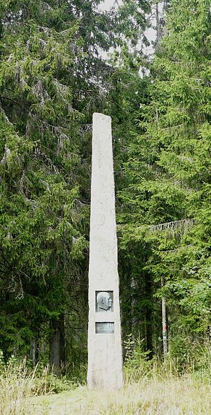 File:2007-08-29 Harald Løvenskiold obelisk.jpg