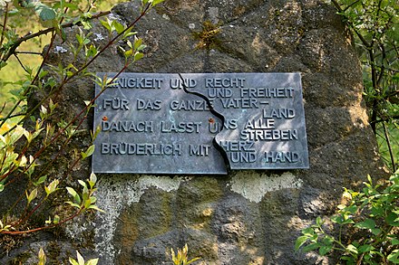 Gedenktafel in einem Park in Biedenkopf (Hessen), 2011