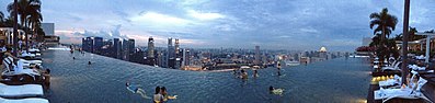 Infinity Swimming Pool auf dem Skypark des Marina Bay Sands Hotel in Singapur