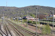 Deutsch: Bahnhof Löbau (Sachs), Blick von der Weißenberger Brücke; im Hintergrund der Löbauer Berg