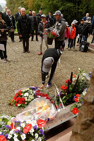 Dépôt de gerbe par les enfants de l'école de Banvillars.