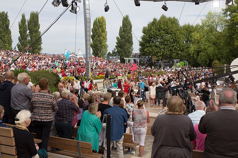 File:2018-09-09 ZDF Fernsehgarten-8230.jpg