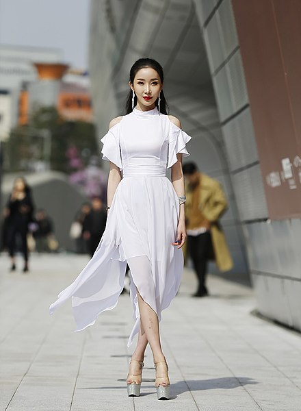 File:2018 FW 헤라서울패션위크 이예니 (1).jpg