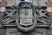 Armoiries de Fontainebleau sur la façade de l'hôtel de ville